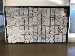 デフォルメされた顔の石彫