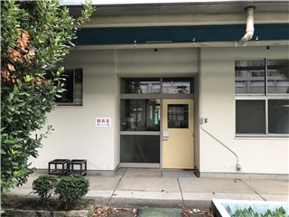 職員室の玄関
