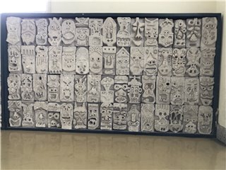 デフォルメされた顔の石彫