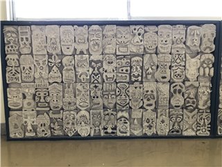 デフォルメされた顔の石彫